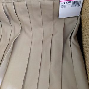 Women's size 18 khaki pleated skirt.